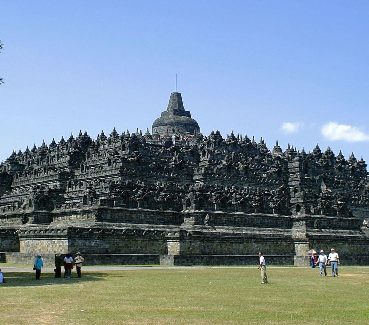 "Tentunya jam 06.30 WIB sudah bisa naik ke halaman candi lalu tutupnya jam 17.30 WIB," kata Jamaludin seperti dilansir dari Antara, Kamis (11/4).