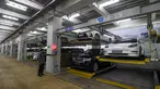 Petugas mengatur penyimpanan mobil rampasan dari koruptor di Rumah Penyimpanan Benda Sitaan dan Rampasan (Rupbasan) Komisi Pemberantasan Korupsi (KPK) di Jalan Dewi Sartika, Cawang, Kramat Jati, Jakarta Timur, Selasa (7/1/2025). (merdeka.com/Arie Basuki)