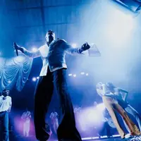 Tur Sal Priadi "Zuzuzaza", yang digelar pada Jumat (30/08/2024) di Basket Hall Senayan, Jakarta (Instagram/@serayalive dan @pertunjukanpertunjukan)