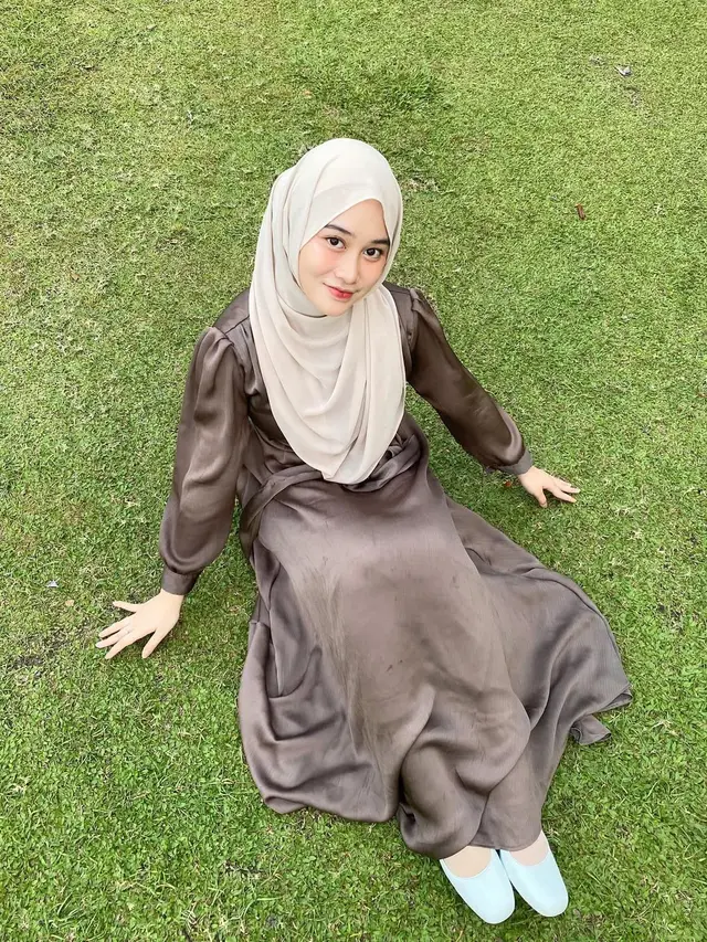 Inspirasi Model Gamis ala Khansa Mariska Istri Gus Azmi, Tampil Syar'i tapi Tetap Kekinian