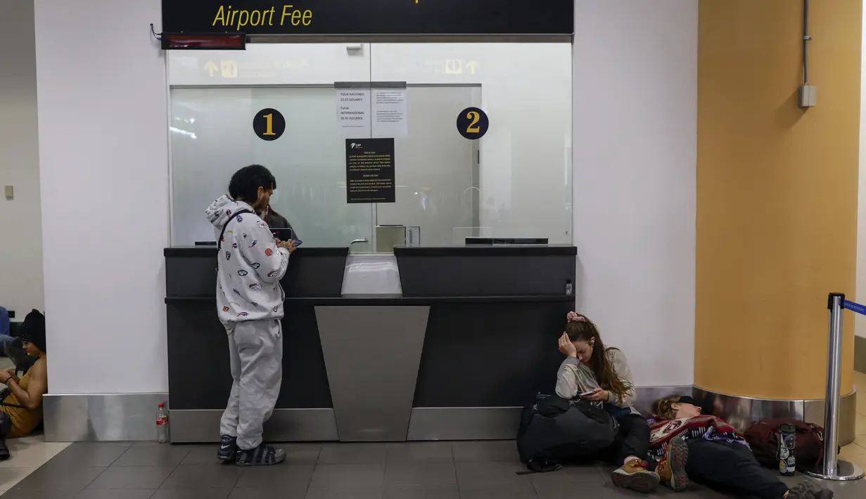 Dan puluhan pesawat yang datang dialihkan ke bandara-bandara lain di Peru atau negara-negara tetangga. (Juan Carlos CISNEROS / AFP)