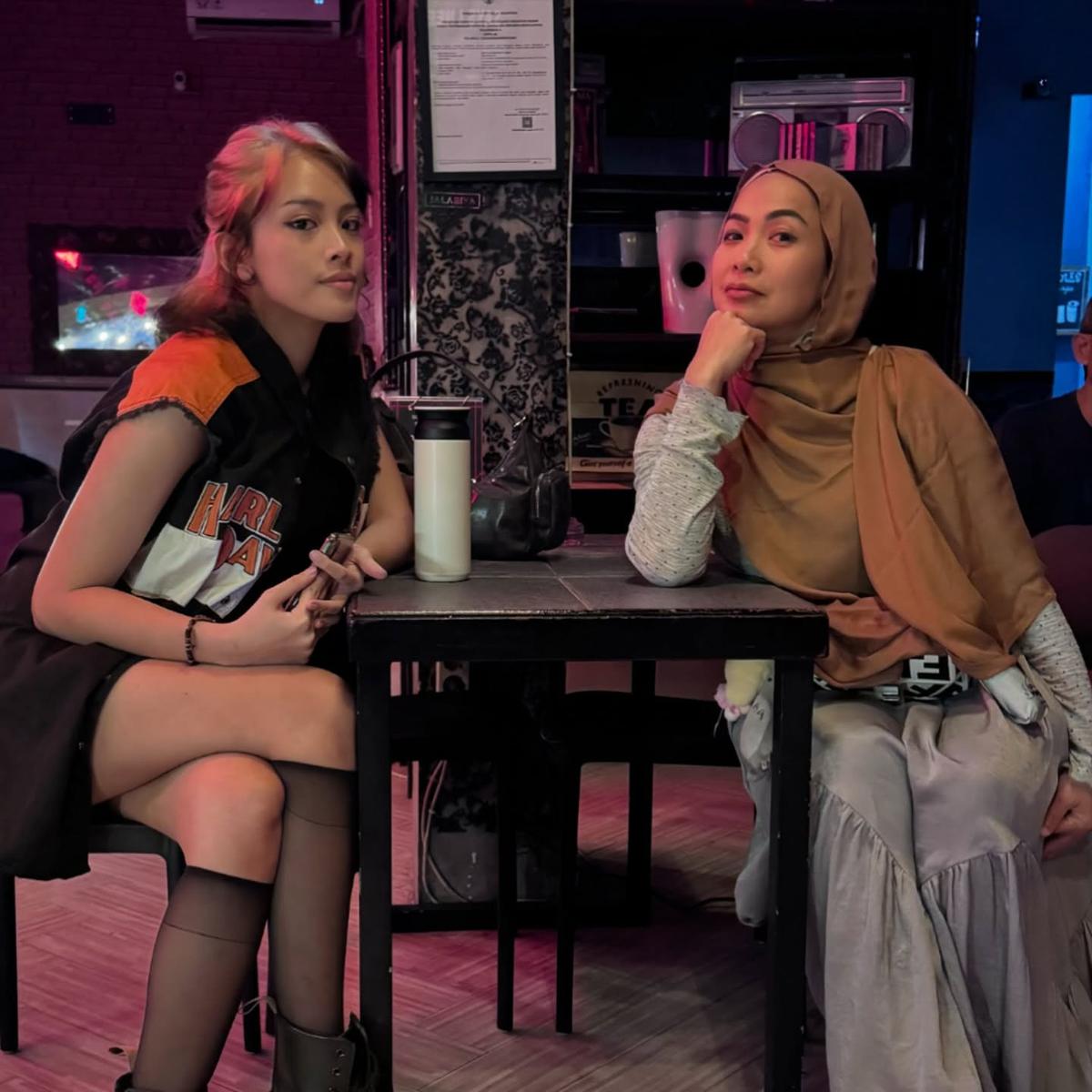 Momen Feni Rose Nonton Anaknya Manggung di Cafe, Duduk Sebelahan bak Bestie