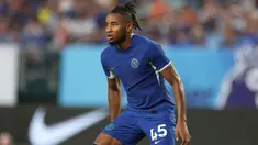 Melakukan debut di Premier League Liga Inggris tentu menjadi harapan bagi para pemain anyar yang baru saja memulai petualangannya di salah satu liga terbaik di Eropa tersebut. Namun kelima pemain berikut nyatanya masih harus menunggu lebih lama lagi untuk melakukan debutnya di Premier League musim 2023/2024 setelah hingga pekan ke-10 mereka belum juga dimainkan dengan berbagai alasan. Siapa saja kelima pemain tersebut? Simak uraiannya berikut ini. (AFP/Getty Images/Tim Nwachukwu)