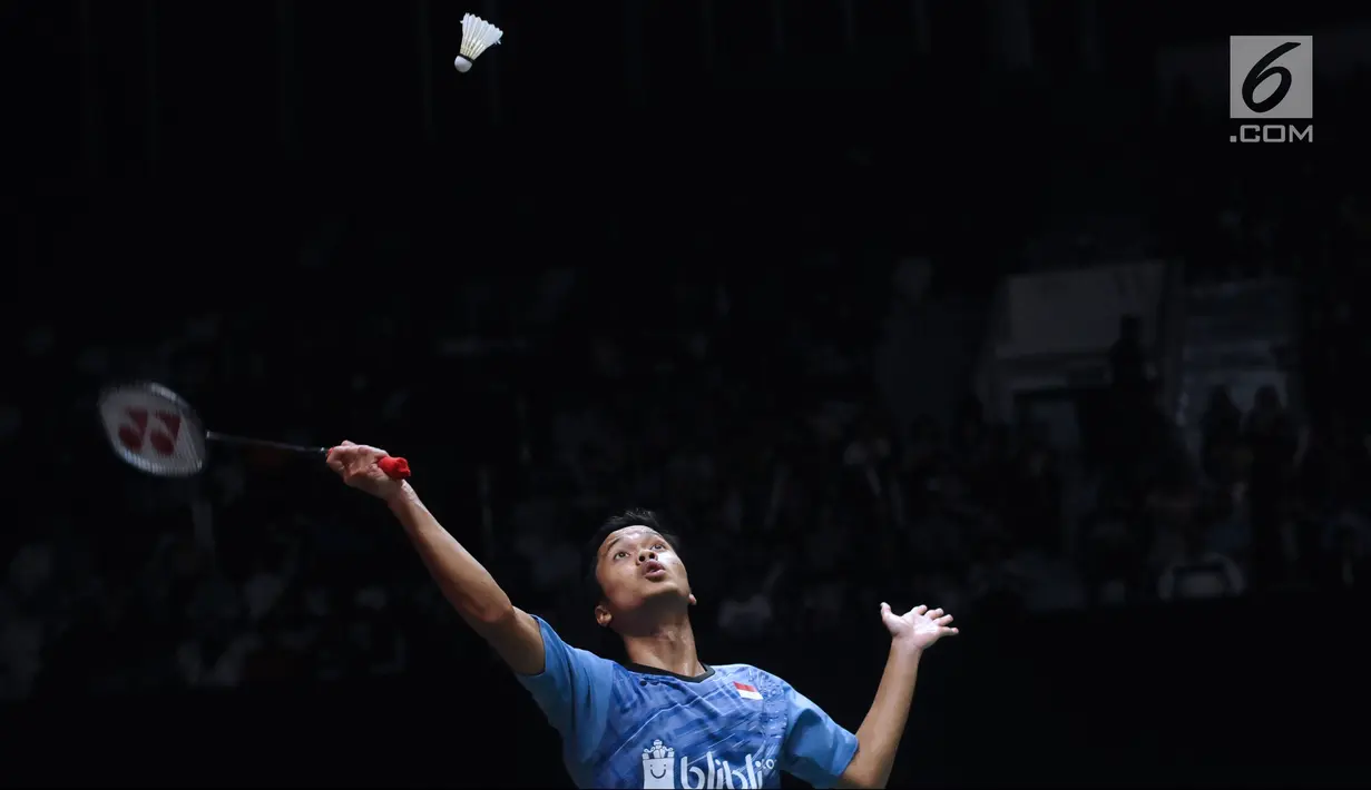 Tunggal putra Indonesia, Anthony S Ginting bersiap melakukan smes ke arah Chen Long (China) pada perempat final Indonesia Masters 2018 di Istora Senayan, Jakarta, Jumat (26/1). Anthony unggul 21-11 16-21 21-18. (Liputan6.com/Helmi Fithriansyah)