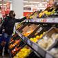 Seorang pelanggan berbelanja buah dan sayuran di supermarket Sainsbury di Walthamstow, London timur pada 13 Februari 2022. Angka inflasi Inggris tembus 5,4 persen pada Desember lalu. Inflasi itu juga menjadi yang tertinggi dalam 30 tahun terakhir. (Tolga Akmen / AFP)