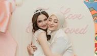 Bridal shower tersebut dihadiri oleh sahabat-sahabat terdekat Syifa Hadju, termasuk para pemain geng Mermaid in Love yang sudah menemani perjalanan kariernya sejak awal di dunia hiburan. [@marginw].