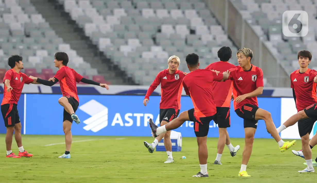 Sebelum latihan, pemain timnas Jepang melakukan sesi peregangan dan pemanasan. (Liputan6.com/Angga Yuniar)