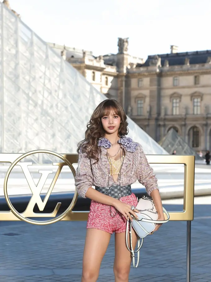 Lisa BLACKPINK dan Zendaya Tampil Bak Bestie Hadiri Show Louis Vuitton di Paris Fashion Week