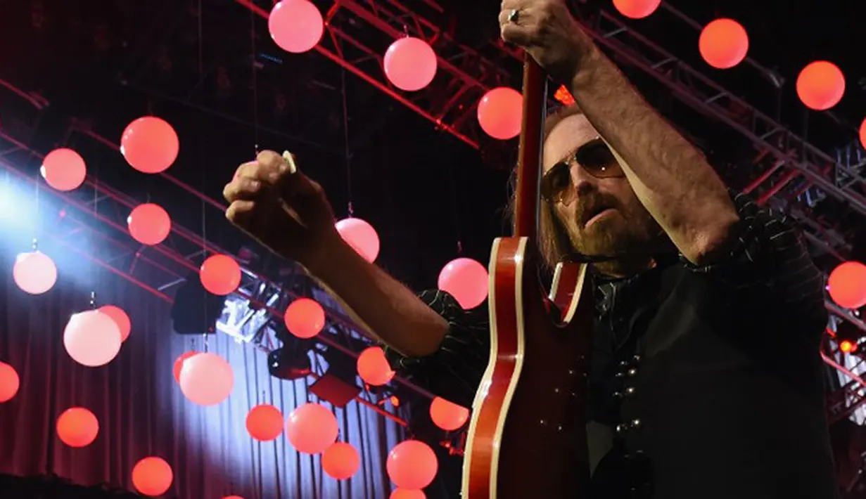 Kabar duka kembali datang dari industri hiburan Internasional. Tom Petty, telah meninggal dunia pada 2 Oktober 2017 waktu setempat akibat serangan jantung. Tom pergi meninggalkan kenangan yang diukirnya selama hidup. (AFP/Rick Diamond)