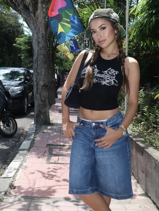 Kali ini ia tampil bergaya Y2K ala Christina Aguilera yang begitu kental akan nuansa 90-an. [Foto: Instagram/ Jennifer Coppen]