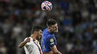 Rodri berduel memperebutkan bola lawan Sergej Milinkovic-Savic di laga Manchester City vs Al Hilal di Piala Dunia Antarklub 2025, Selasa (01/07/2025). (AP Photo/Phelan Ebenhack)