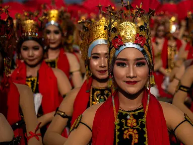 Penari tampil pada aksi tari kolosal Gandrung Sewu di Pantai Boom, Banyuwangi, 12 Oktober 2019. Aksi kolosal 1.350 penari gandrung dengan tema Panji-Panji Sunangkoro itu, dibalut dalam sendratari berkisah tentang perjuangan heroik rakyat Blambangan melawan kolonialisme Belanda. (Juni Kriswanto/AFP)
