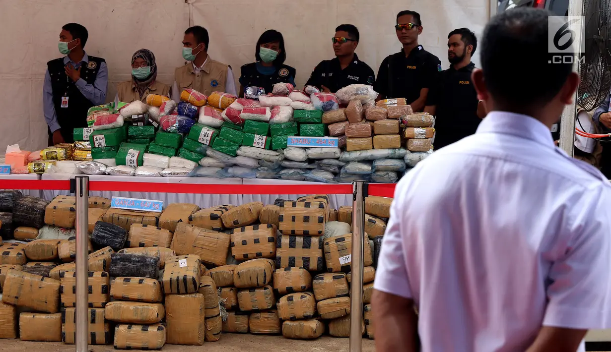 Sejumlah barang bukti narkotika ditampilkan sebelum dimusnahkan di Bandara Soekarno Hatta, Banten, Kamis (28/12). Selain itu barang bukti juga terdiri 69,78 Kg Daun Cathinone, dan 1 Juta Butir Pil PCC. (Liputan6.com/JohanTallo)