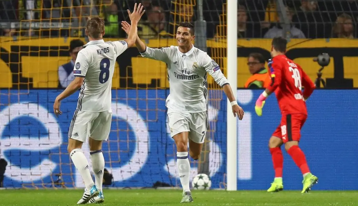Pada akhir musim 2014-2015, Cristiano Ronaldo dan Lionel Messi sama-sama menuai 77 gol di Liga Champions, alias melewati catatan Raul Gonzalez. (Reuters/Kai Pfaffenbach)