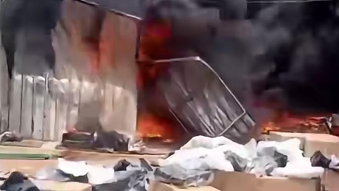 Kebakaran Gudang Spare Part di Tajurhalang Bogor, Asap Hitam Pekat Mengepul ke Udara