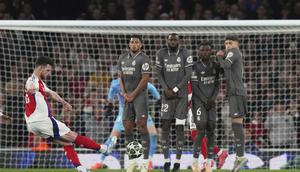 Declan Rice mencetak gol lewat tendangan bebas akurat saat Arsenal mengalahkan Real Madrid pada leg 1 perempat final Liga Champions 2024/2025 di Emirates Stadium, Rabu (9/4/2025) dini hari WIB. (AP Photo/Frank Augstein)