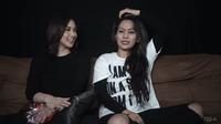Sara Wijayanto menggandeng Citra Prima mengungkapkan cara mengusir makhluk halus. (YouTube/@sarawijayanto)