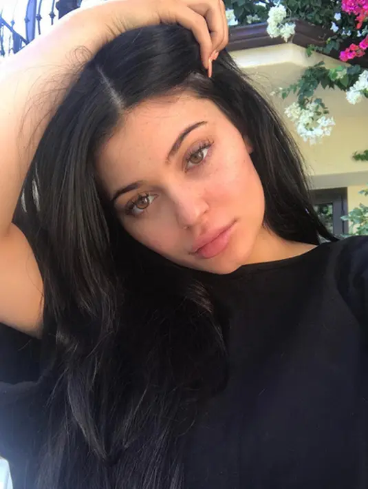 Setelah beberapa minggu Kylie diberitakan tengah berbadan dua, belakangan muncul kabar bahwa ia akan segera mengumumkannya ke publik. Seperti kebanyakan selebriti lainnya, Kylie akan menggunakan media sosial. (Instagram/kyliejenner)