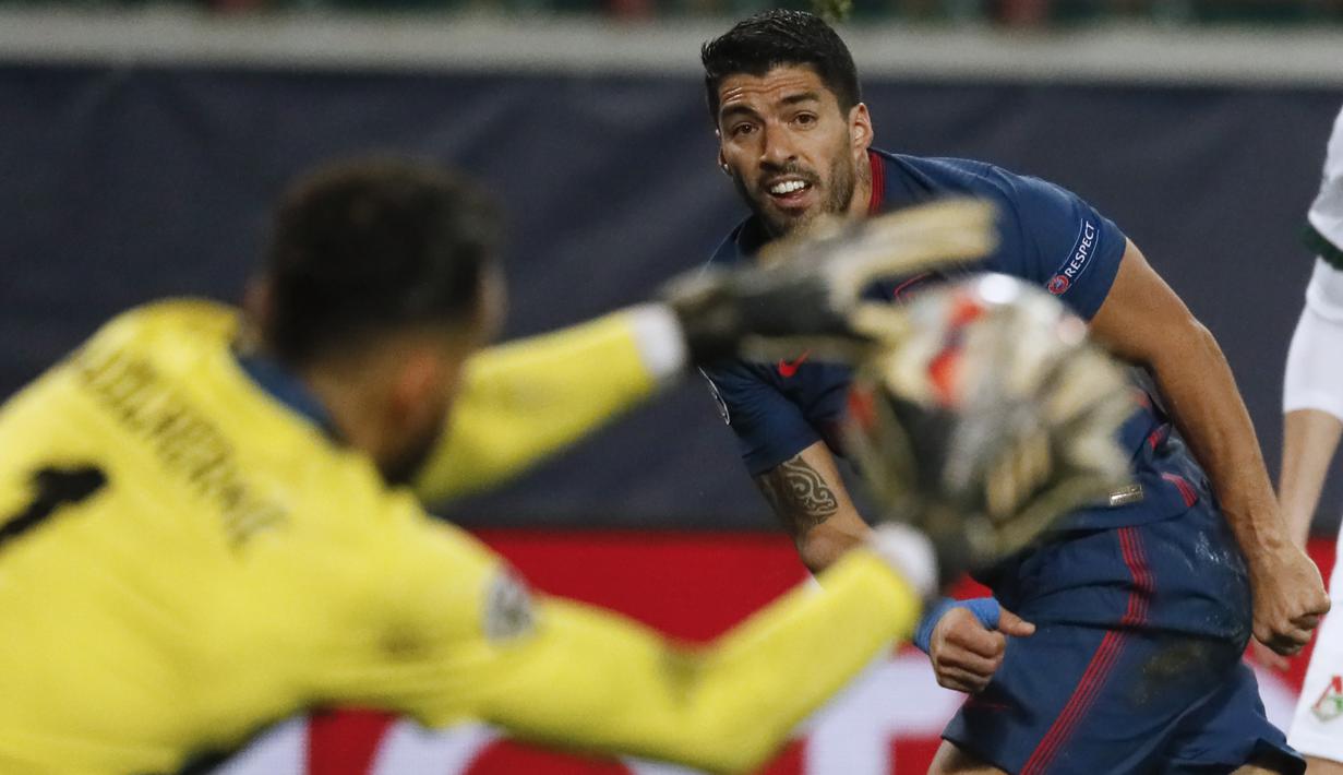 Penyerang Atletico Madrid, Luis Suarez, berusaha mencetak gol ke gawang Lokomotiv Moscow pada laga lanjutan Liga Champions 2020/2021di Stadion Lokomotiv, Rabu (4/11/2020) dini hari WIB. Atletico Madrid bermain imbang 1-1 melawan Lokomotiv Moscow. (AFP/Yuri Kochetkov/pool)