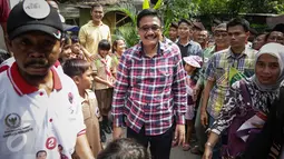 Djarot Saiful Hidayat saat kunjungan ke Jalan Ali Sadikin di Kelurahan Papanggo, Jakarta Utara (23/11). ). Djarot mengungkapkan pihaknya bakal segera merapikan bangunan-bangunan sekolah, khususnya di Papanggo pada tahun 2017. (Liputan6.com/Faizal Fanani)