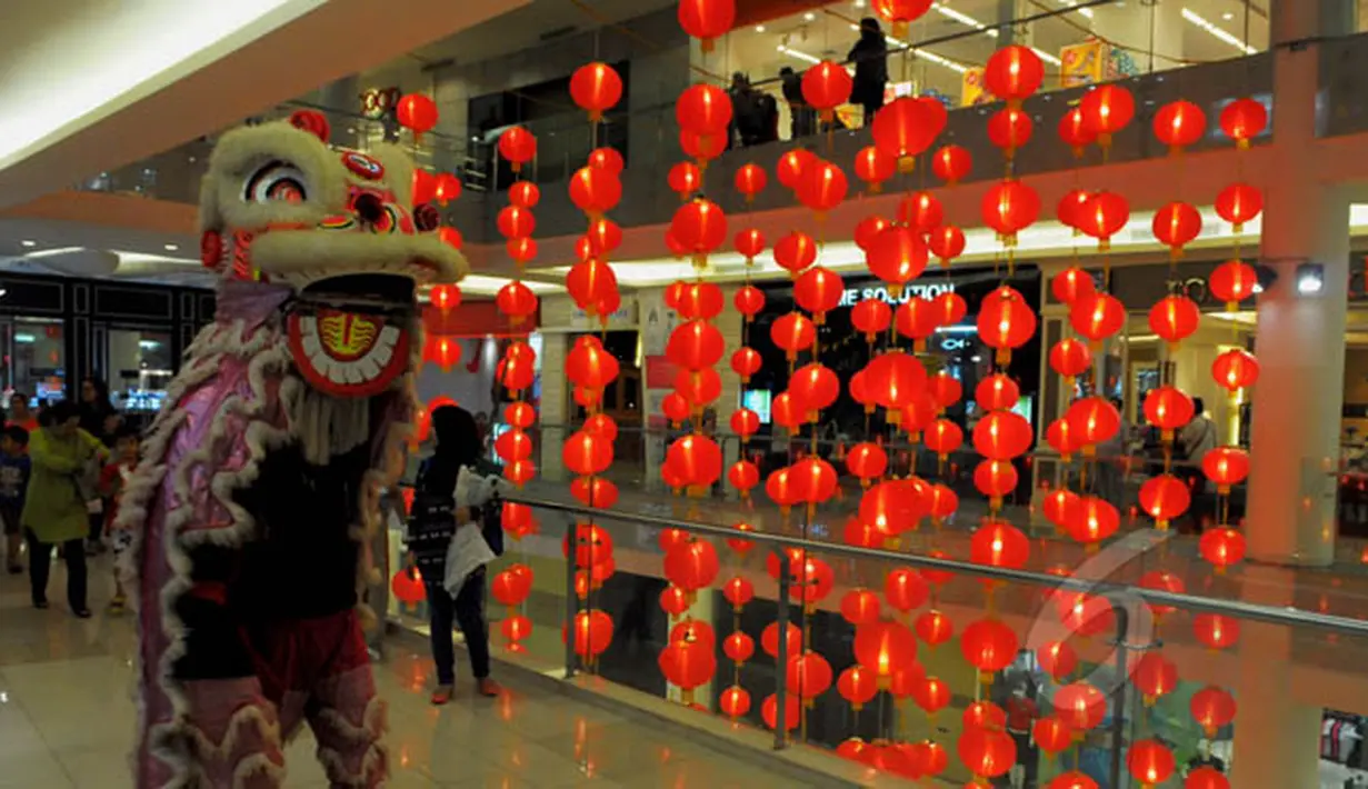 Sejumlah pemain barongsai beratraksi sekaligus berkeliling di Gandaria City Mall, Jakarta, Kamis (19/2/2015). Atraksi tersebut ditujukan untuk menghibur para pengunjung yang berbelanja saat libur imlek. (Liputan6.com/Andrian M Tunay)
