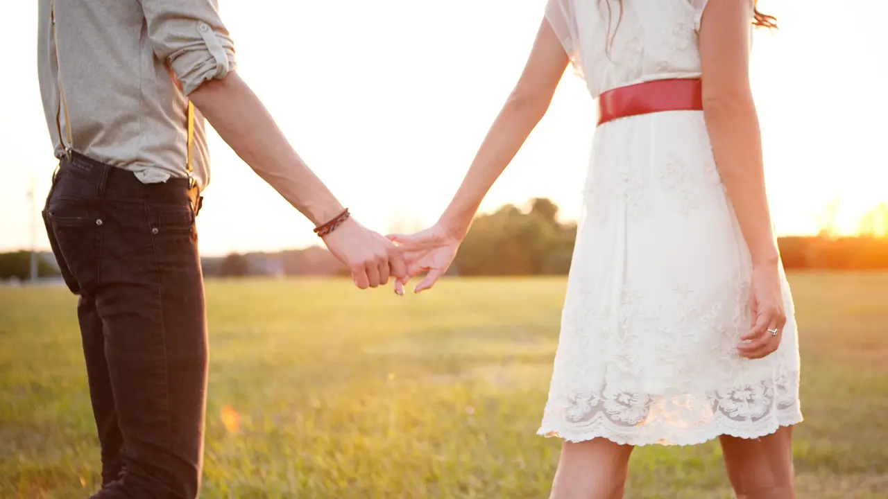 Kenapa Wanita yang Penampilannya Biasa Punya Pacar Ganteng?