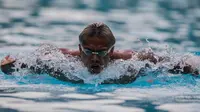 Perenang Indonesia, I Gede Siman Sudartawa, saat melakukan sesi foto bersama Bola.com di Kolam Renang Cikini, Jakarta, Senin (31/10/2016). (Bola.com/Vitalis Yogi Trisna)