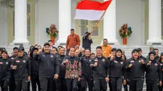 Presiden Indonesia, Joko Widodo (tengah) berjalan bersama para atlet Indonesia yang akan berlaga di Olimpiade Paris 2024 dalam upacara pelepasan di Istana Merdeka, Jakarta, 10 Juli 2024. (BAY ISMOYO/AFP)