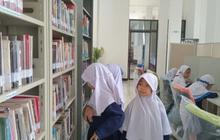 Senyum Anak-Anak di Wilayah Pedalaman Dapat Ribuan Buku