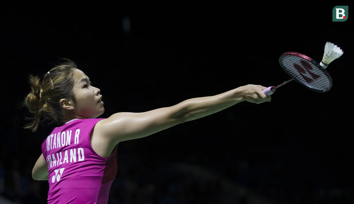 Kematangan Ratchanok Intanon belum mampu diimbangi oleh Ruselli Hartawan pebulutangkis puteri Indonesia pada babak pertama Indonesia Open 2019. (Bola.com/Peksi Cahyo)