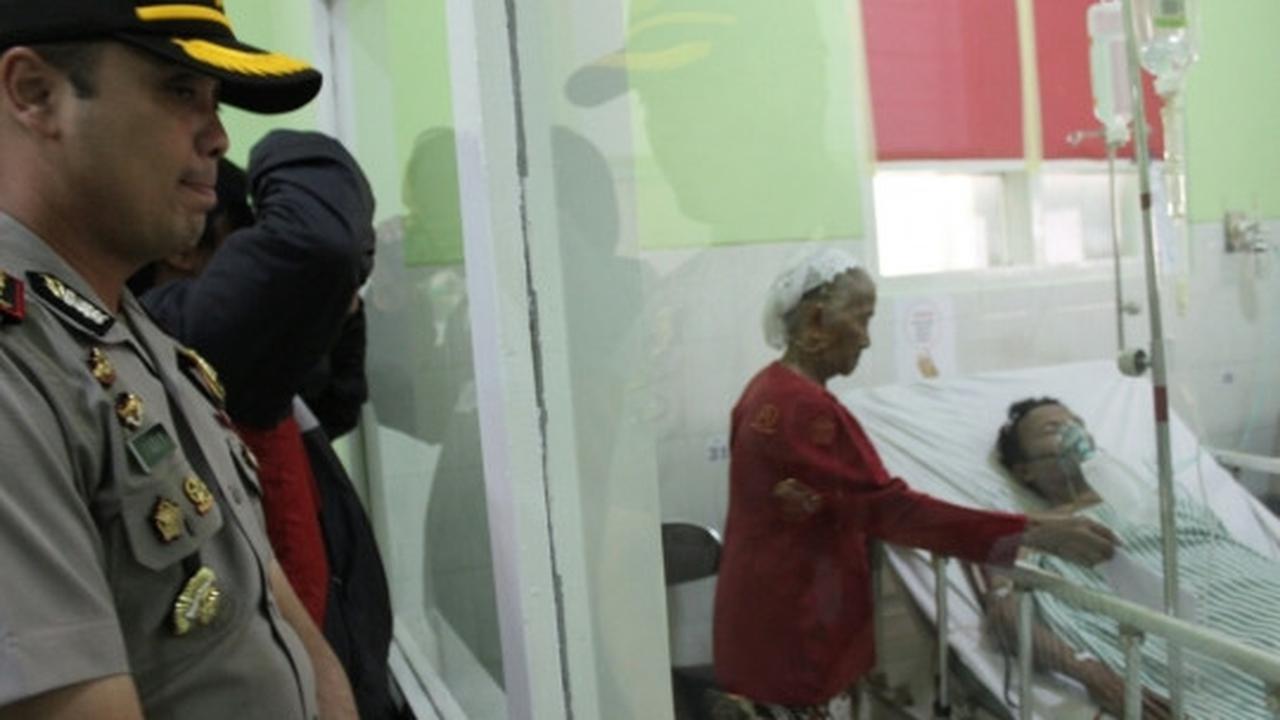 Melihat kondisi Tosan terbaring kritis di rumah sakit