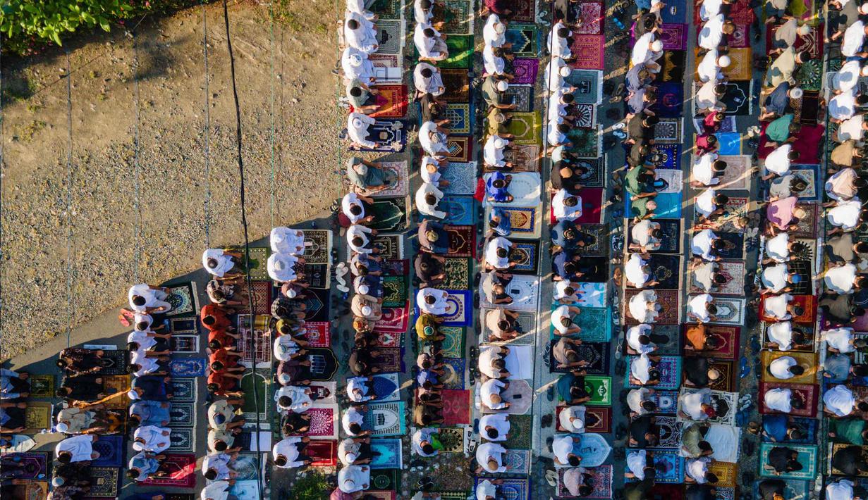 Foto udara menunjukkan umat Muslim saat melaksanakan salat Idul Fitri 1447 Hijriah di lingkungan Universitas Muhammadiyah, Banda Aceh pada Jumat 20 Maret 2026. (CHAIDEER MAHYUDDIN/AFP)