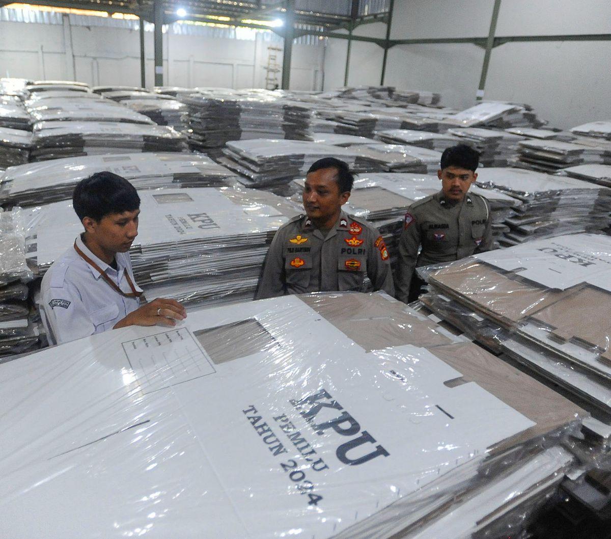 Petugas Komisi Pemilihan Umum  (KPU) Kota Tengerang Selatan  bersama anggota kepolisian dari Polres Tangerang Selatan mengecek kondisi kotak suara di gudang logistik KPU Kota Tangerang Selatan, Banten, Kamis (7/12/2023).