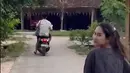 Di kampung suami Blora Jawa Tengah, Pratama Arhan tampak naik motor, sedangkan Azizah tampak mengejar menggunakan tas koper listrik. [Youtube@MomenBucin]