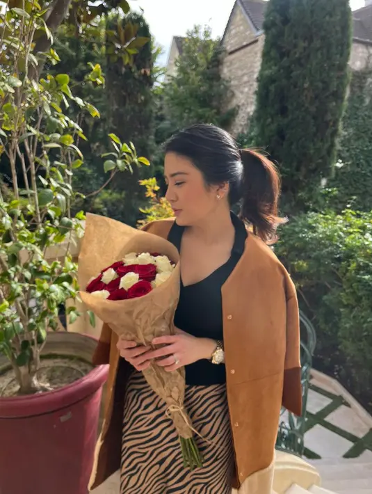 <p>Memberi sentuhan motif pada satu jenis pakaian bisa jadi ide tampil menarik. Misalnya motif tubuh hewan seperti rok yang dikenakan Valencia. [Instagram/valenciatanoe]</p>