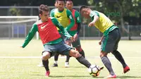 Pemain Timnas Indonesia U-23, Egy Maulana Vikri saat berebut bola dengan Saddil Ramdani pada sesi latihan di Lapangan A,B,C, Senayan, Jakarta (21/2/2018). Latihan ini merupakan persiapan Asian Games 2018. (Bola.com/Nick Hanoatubun)