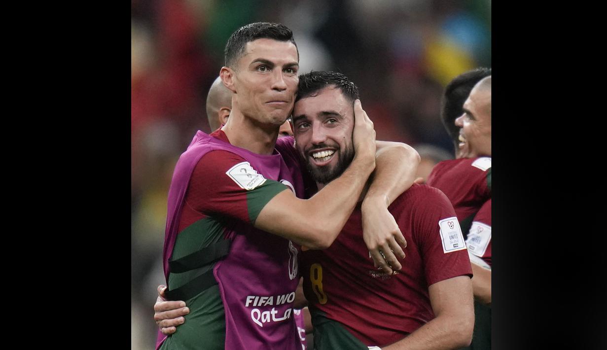Setelah laga usai, Cristiano Ronaldo akhirnya menghampiri Bruno Fernandes yang berada di tengah lapangan dan memeluknya. (AP Photo/Aijaz Rahi)