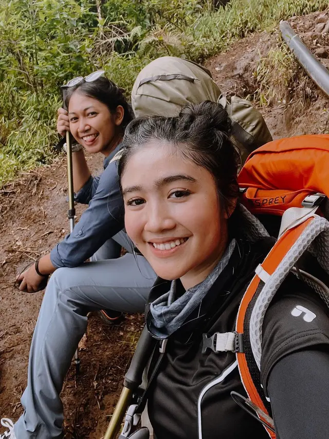 6 Momen Febby Rastanty Mendaki Gunung Merbabu, Penuh Perjuangan