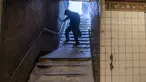 Seorang pria dengan hati-hati menuruni tangga subway yang tertutup salju selama badai salju di Bushwick, wilayah Brooklyn di New York, Sabtu (29/1/2022). Orang-orang dari New York City hingga Maine terbangun karena salju tebal dan angin kencang saat badai salju yang kuat melanda (AP/Britania Newman)