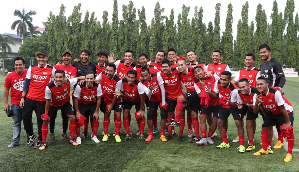 Para pemain bergaya sebelum memulai pertandingan. (Bola.com/Arief Bagus)