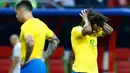 Bek Brasil, Marcelo bereaksi terhadap kekalahan timnya dari Belgia pada laga perempat final Piala Dunia 2018 di Stadion Kazan Arena, Jumat (6/7). Timnas Brasil takluk 1-2 di tangan timnas Belgia. (BENJAMIN CREMEL/AFP)