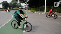 Pengguna sepeda berputar balik saat pengalihan jalur pesepeda di kawasan Sudirman-Thamrin, Jakarta, Minggu (5/9/2021). Pemberlakuan jalur ganjil genap pada masa PPKM membuat pengguna sepeda dilarang melintasi kawasan ganjil-genap pagi ini. (Liputan6.com/Angga Yuniar)
