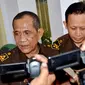Aspidsus Kejati Bengkulu Hendri Nainggolan mengumumkan penetapan 6 orang tersangka korupsi pembangunan jalan di Pulau Enggano (Liputan6.com/Yuliardi Hardjo)