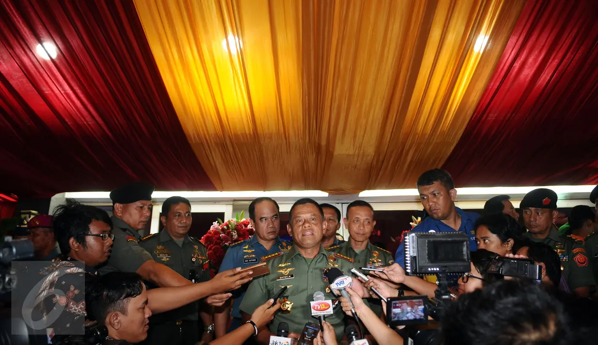 Panglima TNI, Jenderal TNI Gatot Nurmantyo memberikan keterangan usai Perayaan Natal Bersama di Mabes TNI, Jakarta, Kamis (7/1/2016). Gatot berpesan, dengan semangat Kasih TNI harus semakin solid menjaga kedaulatan NKRI. (Liputan6.com/Helmi Fithriansyah)