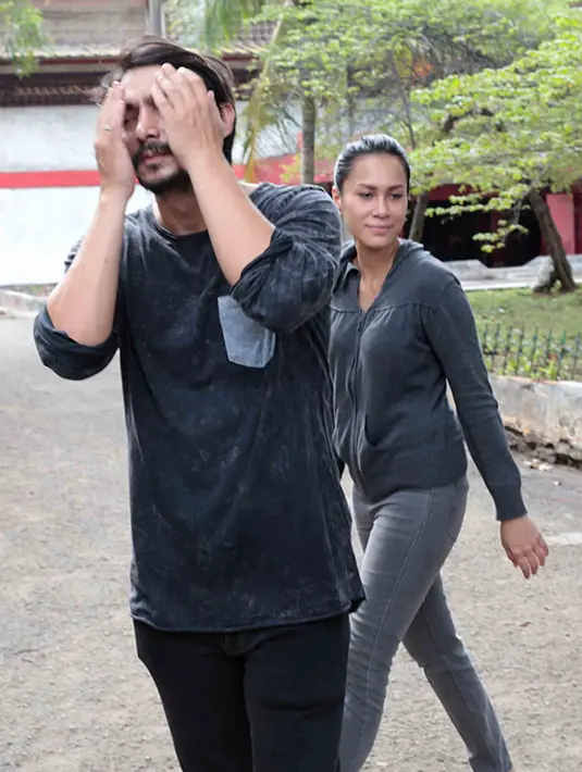 Ibunda Abimana Aryasatya meninggal dunia dalam usia 61 tahun. Menurut informasi dari pihak keluarga, almarhum meninggal saat sedang tertidur. Kepergian secara mendadak itu membuat anak dan mantu sangat terpukul dan kaget. (Deki Prayoga/Bintang.com)