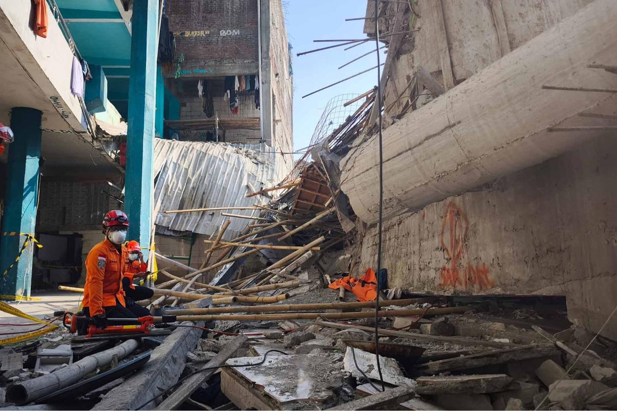 FOTO: Basarnas Evakuasi Empat Korban di Reruntuhan Musala Ponpes Al Khoziny