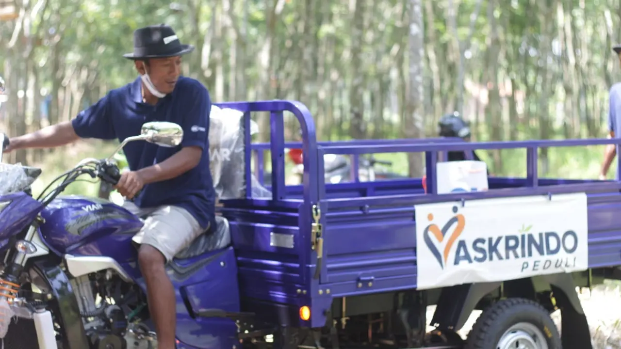 Askrindo kembali memberikan bantuan sarana produksi kepada Kelompok Tani Hutan (KTH) Alam Roban.