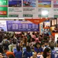 Pengunjung saat berkunjung ke pameran Garuda Travel Fair (GATF) di JCC Senayan, Jakarta, Jumat (10/3). GATF 2017 berlangsung 10-12 Maret 2017, GATF kali ini (digelar) kesembilan kalinya. (Liputan6.com/Angga Yuniar)