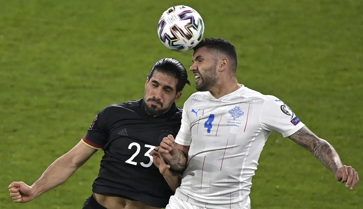 Gelandang Timnas Jerman, Emre Can berebut bola dengan gelangan Timnas Islandia, Victor Palsson pada pertandingan kualifikasi Piala Dunia 2022 Zona Eropa Grup J di Duisburg, Jumat (26/3/2021) dinihari WIB. Jerman berhasil melumat Islandia dengan skor 3-0. (Tobias Schwarz/Pool via AP)