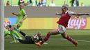 Pemain Arsenal, Stina Blackstenius (kanan) mencetak gol penyeimbang 2-2 ke gawang Wolfsburg pada laga leg pertama semifinal Liga Champions Wanita 2022/2023 di Volkswagen Arena, Wolfsburg, Jerman, Minggu (23/04/2023). (AP Photo/Martin Meissner)